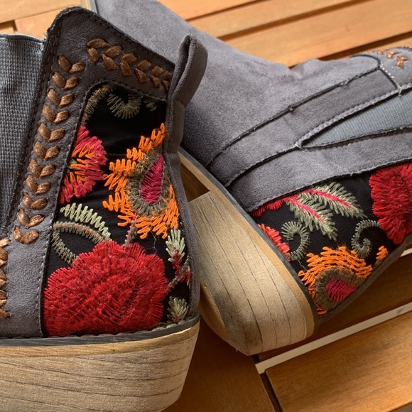 Embroidered Flower Booties - Picture 6 of 7